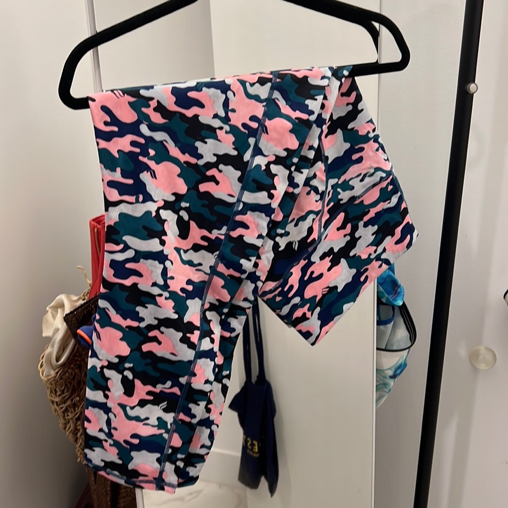 Fabletics colorful camo 1X 7/8 Powerhold Leggings